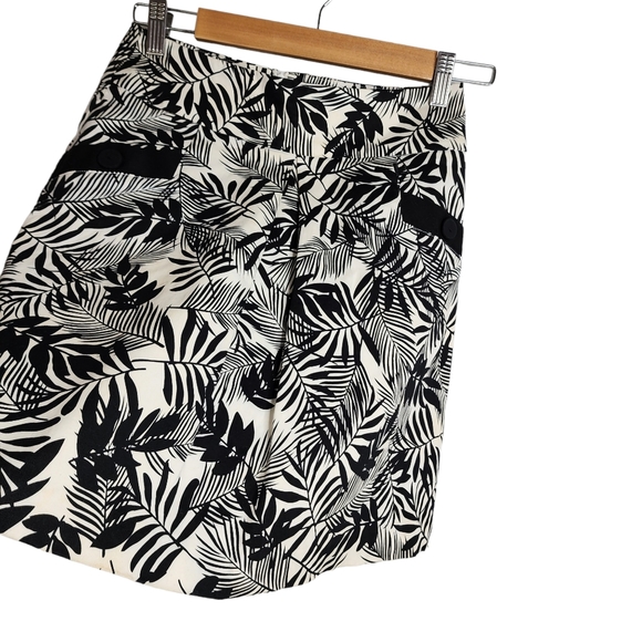 Review Dresses & Skirts - Review short Skirt Black White Floral Pencil size 6